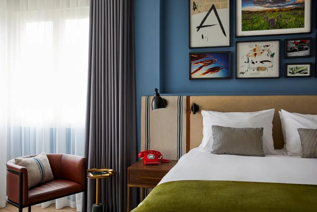 Habitación Doble con cama extragrande y ducha a ras de suelo - Adaptada para personas con movilidad reducida - No fumadores — Hotel Indigo Madrid - Princesa by IHG