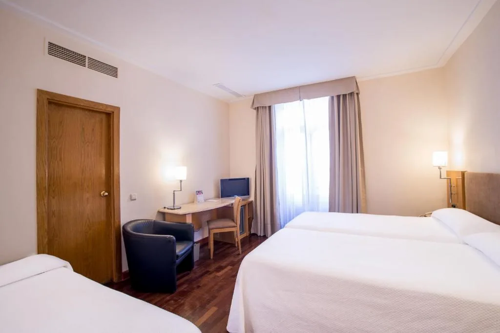 Quarto Triplo — Hotel Inglaterra