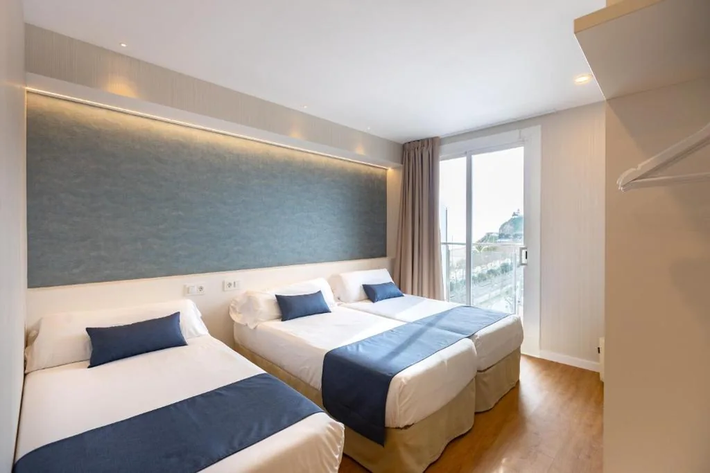 Habitación doble con cama supletoria y vistas al mar — Hotel Internacional