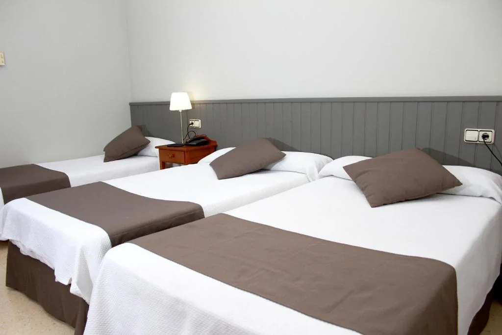 Chambre double avec lit d’appoint (2 adultes + 1 enfant) - 2 lits — Hotel Isabel de Segura