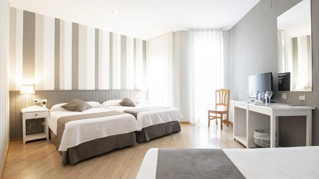 Chambre triple (3 adultes) — Hotel Isabel de Segura