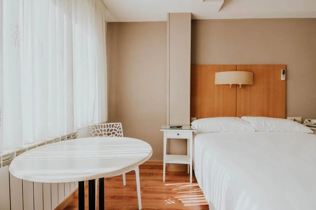 Quarto Duplo com cama grande — Hotel Isasa