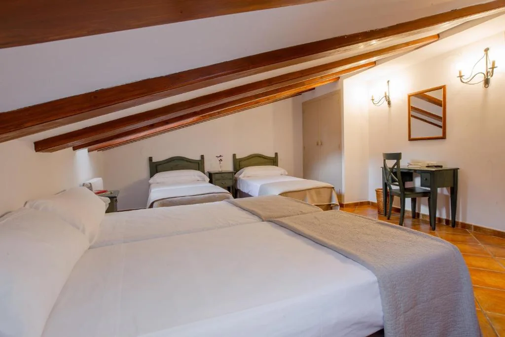 Quarto Quádruplo — Hotel Jaime I