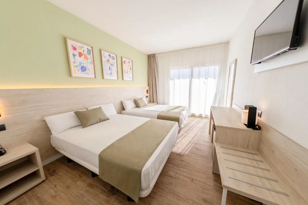 Habitación Familiar (2 adultos y 2 niños) con vistas a la piscina — Hotel Jaime I