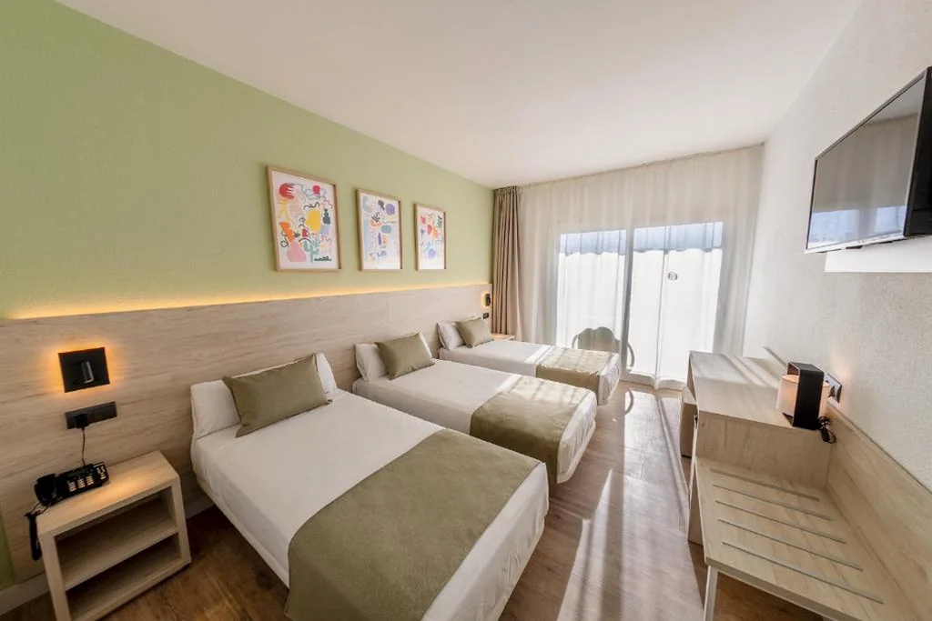 Habitación Triple con vistas a la piscina (2 adultos + 1 niño) — Hotel Jaime I