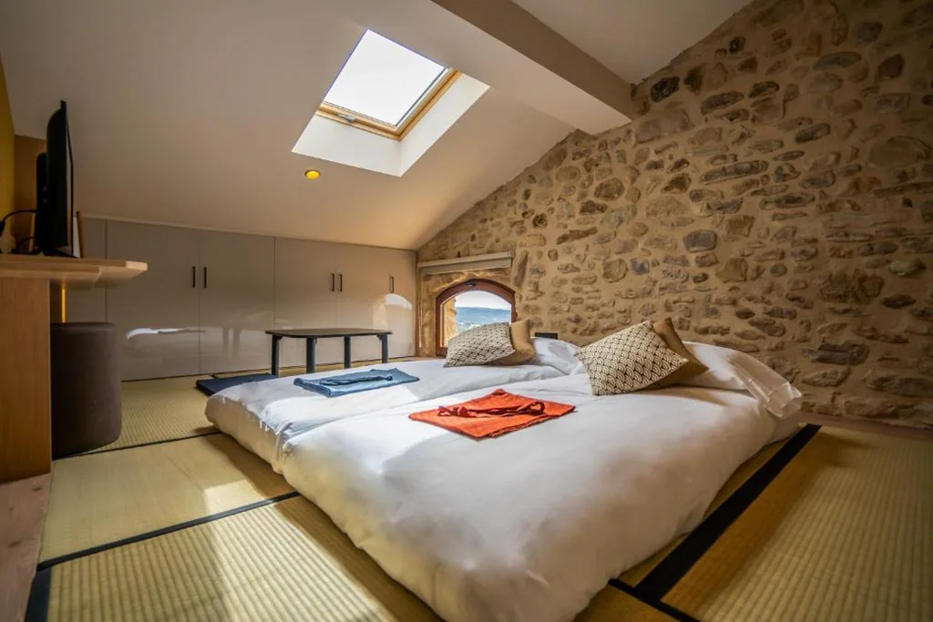 Habitación Triple con vistas — Hotel japonès Puigpinós