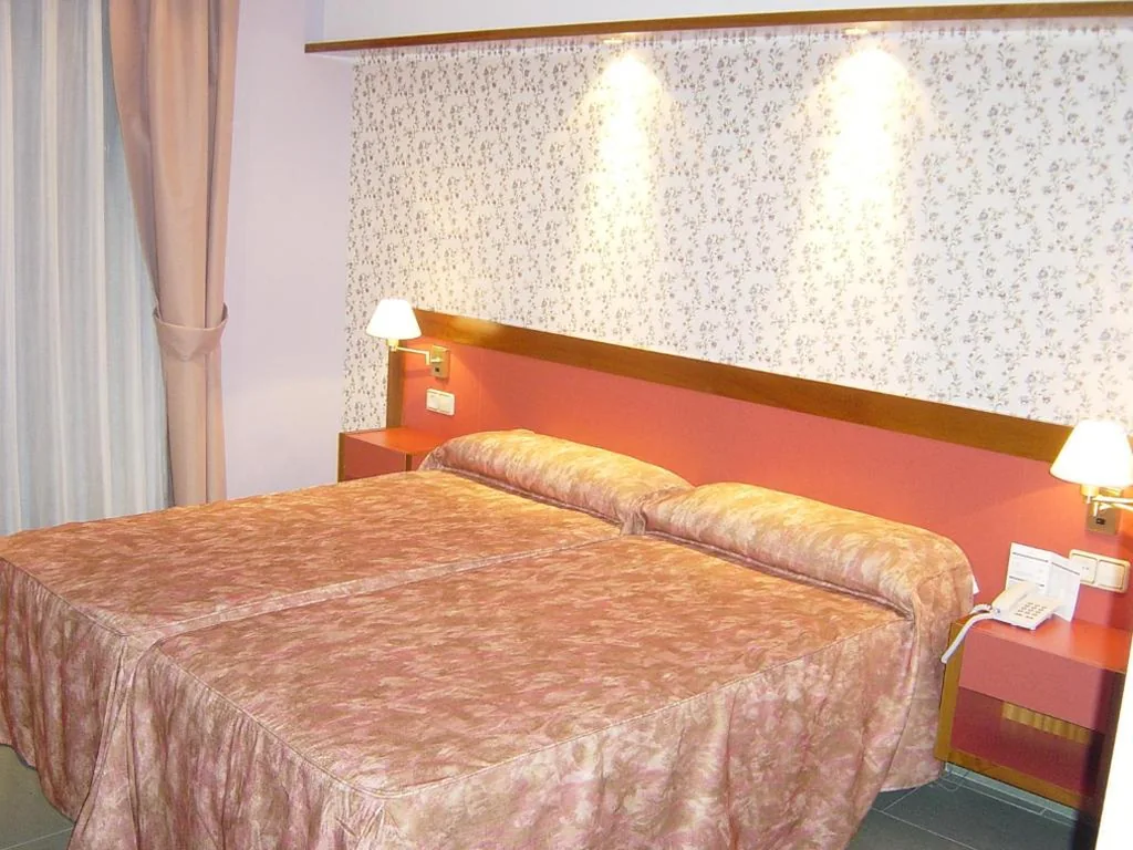 Familienzimmer mit eigenem Bad — Hotel Jardín de Aranjuez
