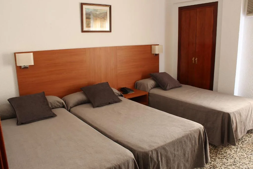 Habitación Doble con cama supletoria - 1 o 2 camas (2 adultos + 1 niño) — Hotel Jardín