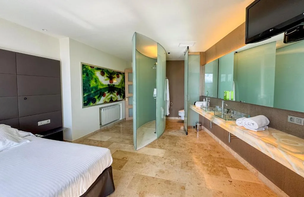 Camera Deluxe — Hotel Jardines de Uleta Suites