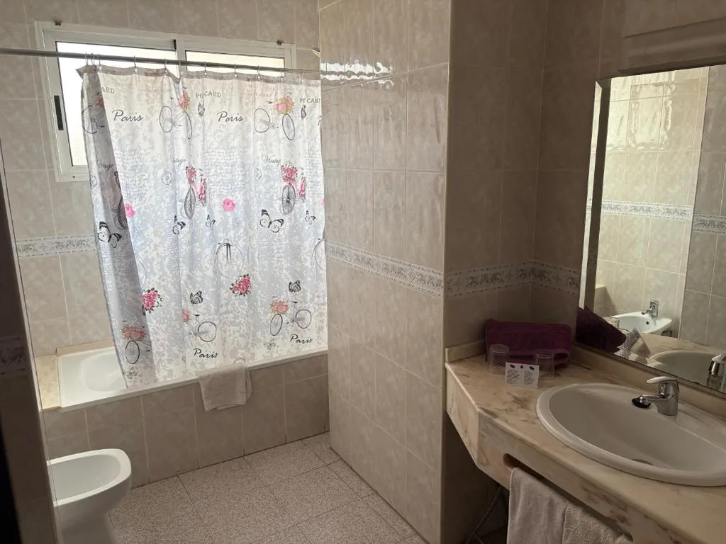Chambre double avec salle de bains privative — Hotel jendri