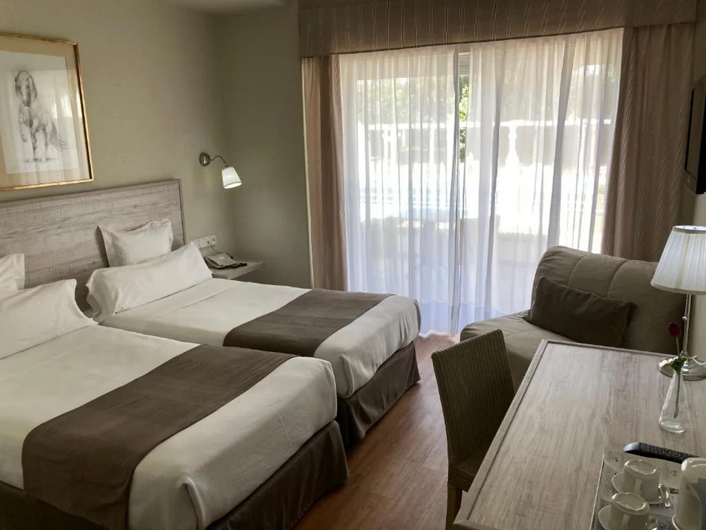 Camera Doppia con letto aggiuntivo - 1 o 2 letti (2 adulti + 1 bambino) — Hotel Jerez AQ35