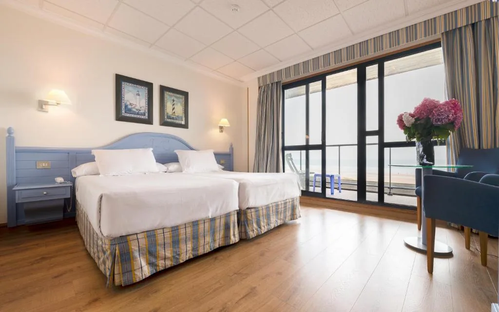 Doppelzimmer mit Balkon und Meerblick — Hotel Juan de la Cosa