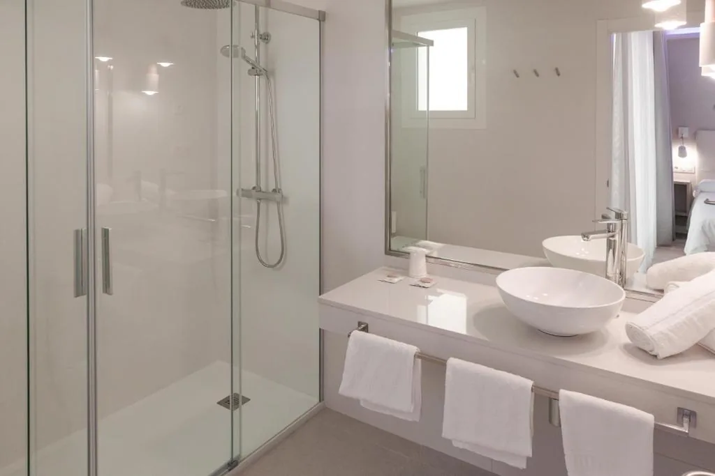Camera tripla Comfort con doccia — Hotel Jucamar