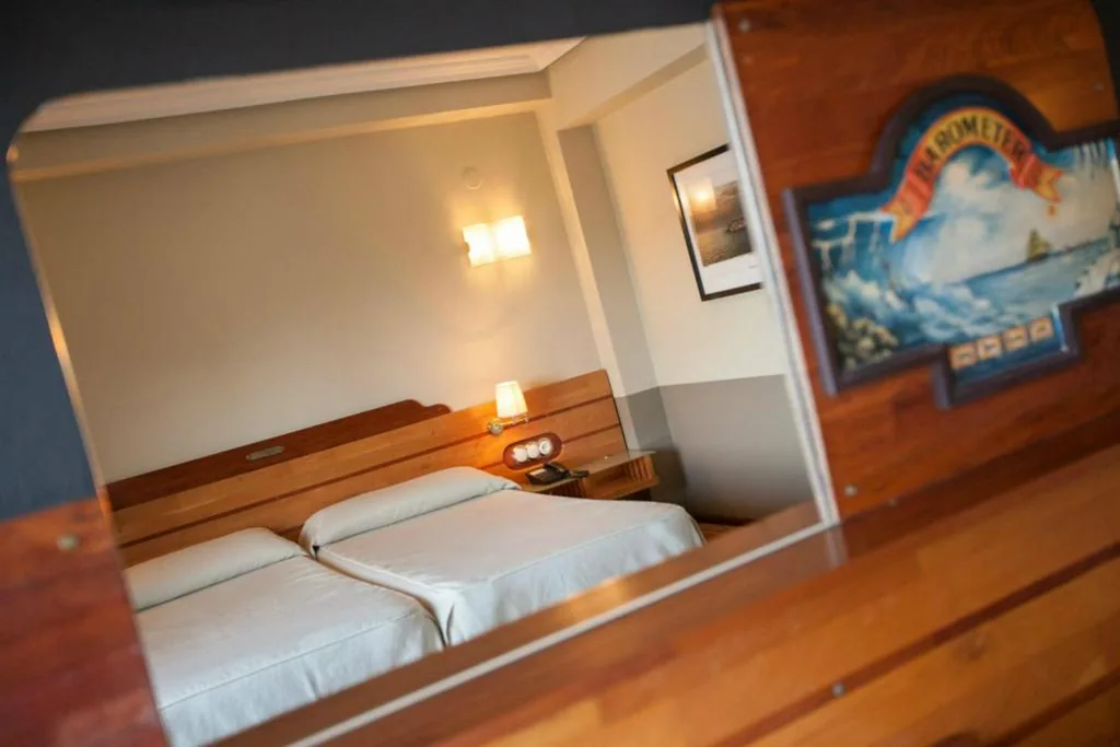 Quarto Duplo com cama extra - 1 ou 2 camas (2 adultos + 1 criança) — Hotel Kaype - Quintamar
