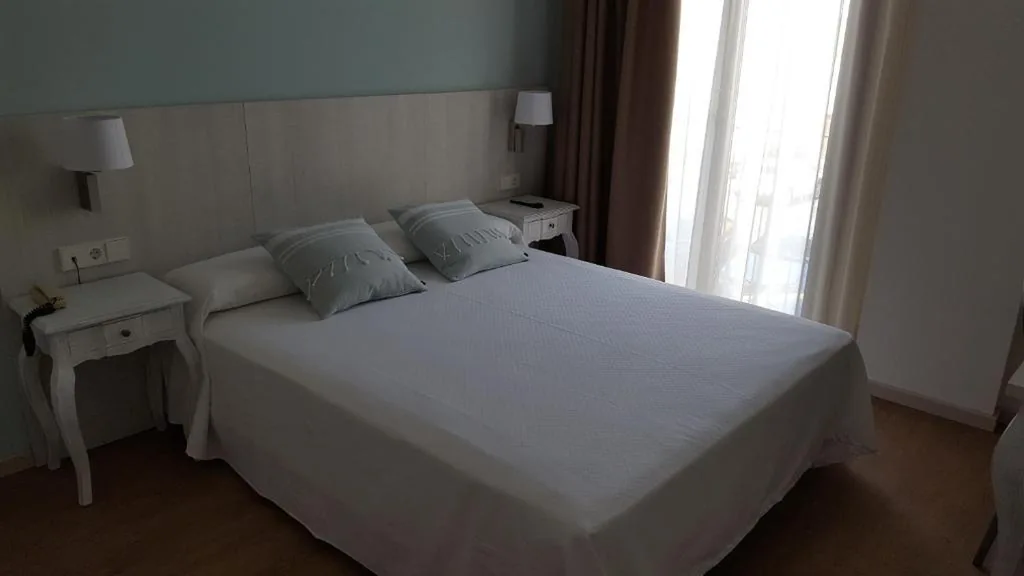 Superior Room - 1 Large Bed — Hotel L'Escala Centre