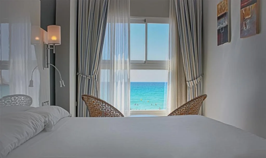 Habitación Doble con vistas al mar - 2 camas — Hotel La Cala Finestrat