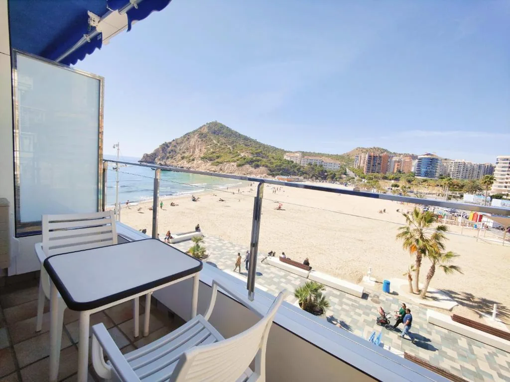 Habitación Familiar con vista lateral al mar — Hotel La Cala Finestrat