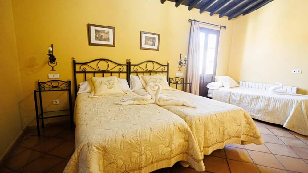 Habitación Triple — Hotel La Casa Grande del Burgo