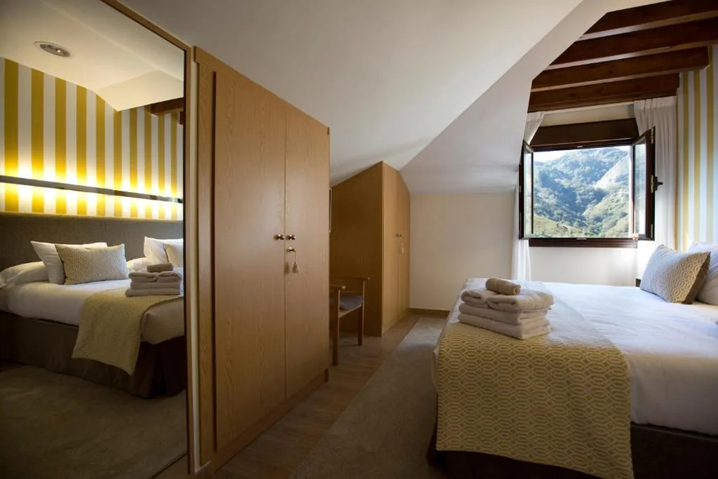 Camera con letto matrimoniale grande — Hotel La Casona de Llerices