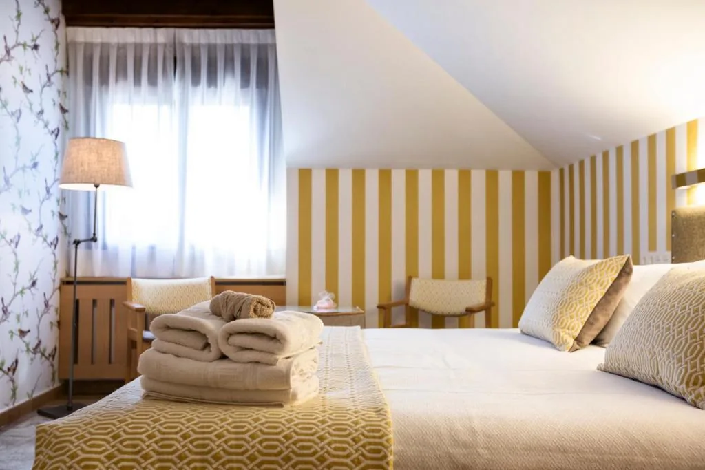 Camera con letto matrimoniale grande e vista sulle montagne — Hotel La Casona de Llerices