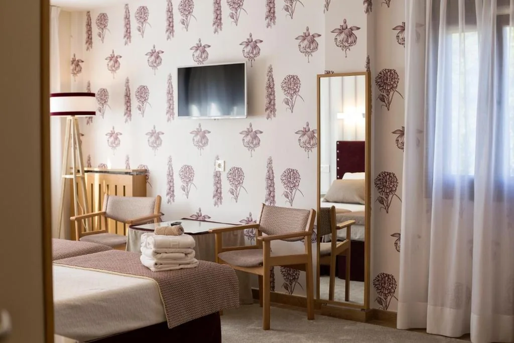 Camera doppia con vista sulle montagne e 2 letti — Hotel La Casona de Llerices