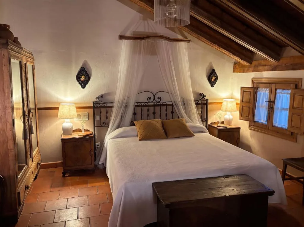 Suite con bañera de hidromasaje — Hotel La Casona del Molinero by gaiarooms