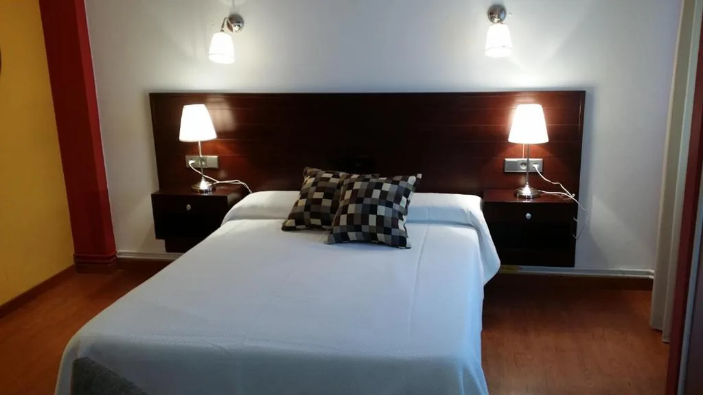 Quarto com cama de casal grande — Hotel La Isla