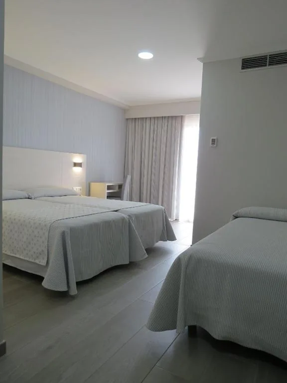 三人间（3位成人） — Hotel La Lanzada
