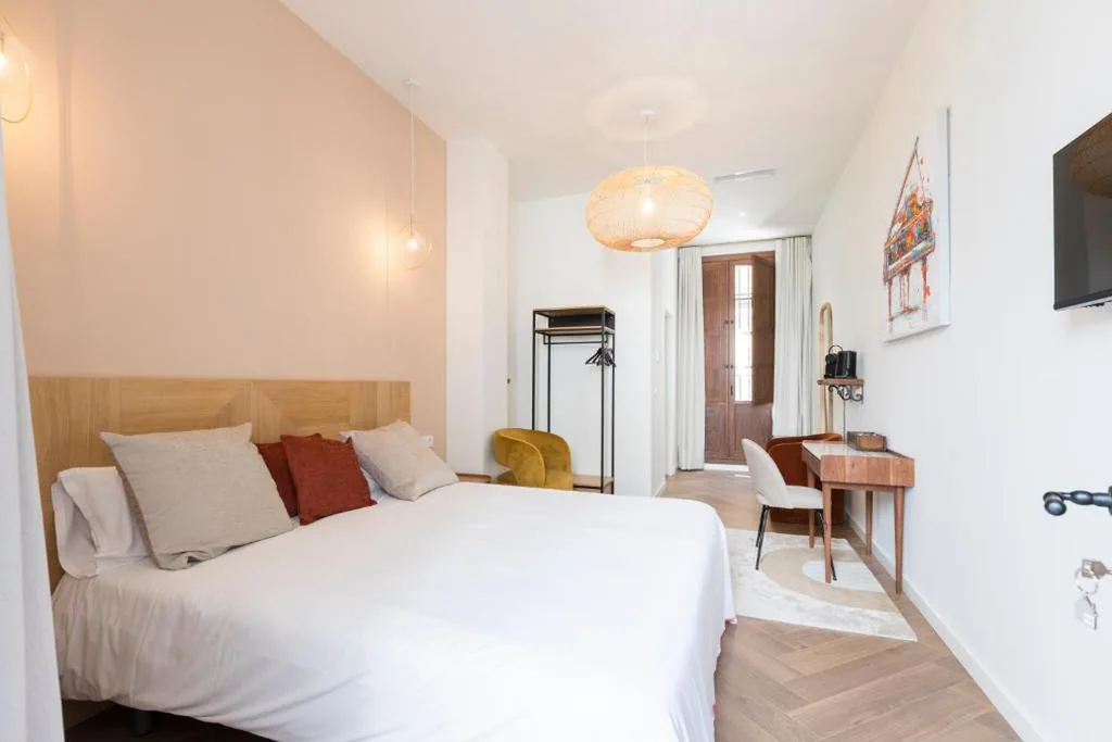 Chambre Supérieure - 1 grand lit — Hotel La Marsellesa