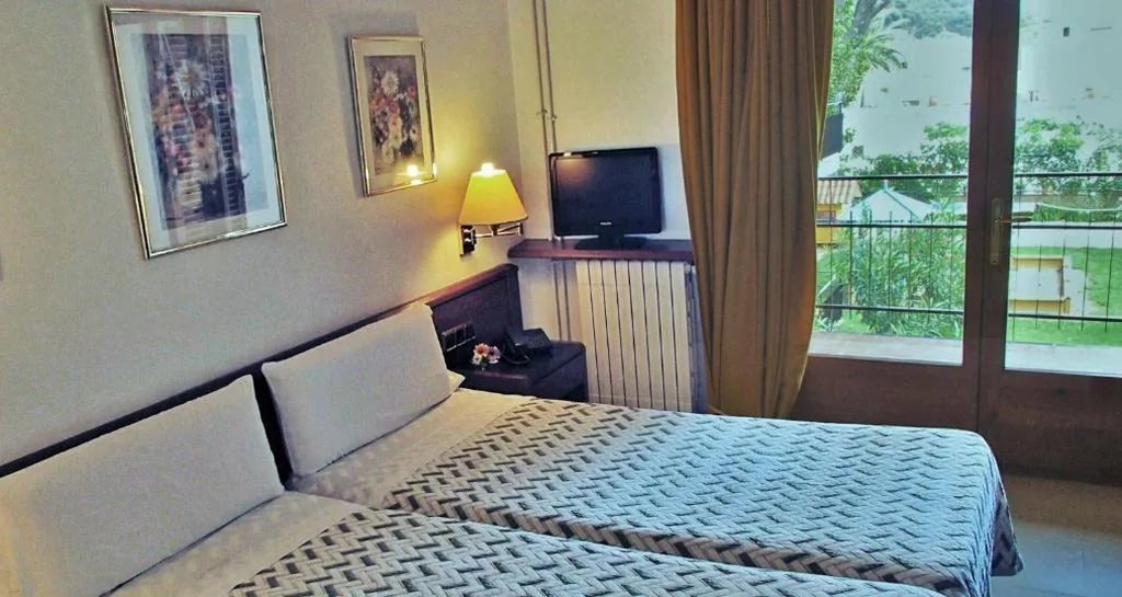 Quarto Familiar (2 adultos e 2 crianças) — Hotel La Masia