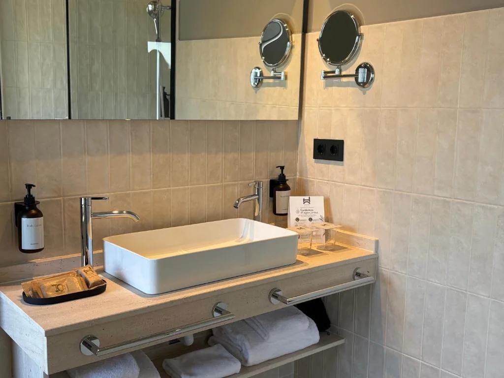 Barrierefreies Doppelzimmer mit 1 oder 2 Betten — Hotel La Palloza
