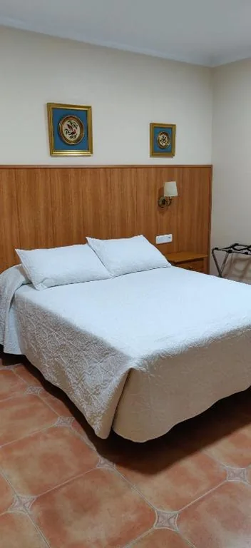 Zimmer mit großem Bett und Whirlpool — Hotel La Posada
