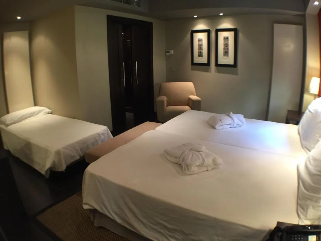Habitación Triple Confort — Hotel La Trufa Negra