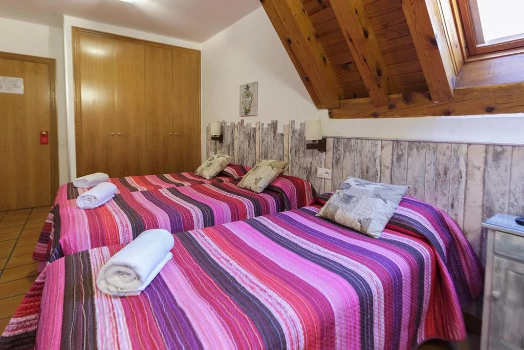 Chambre triple avec salle de bains privative — HOTEL LAMOGA