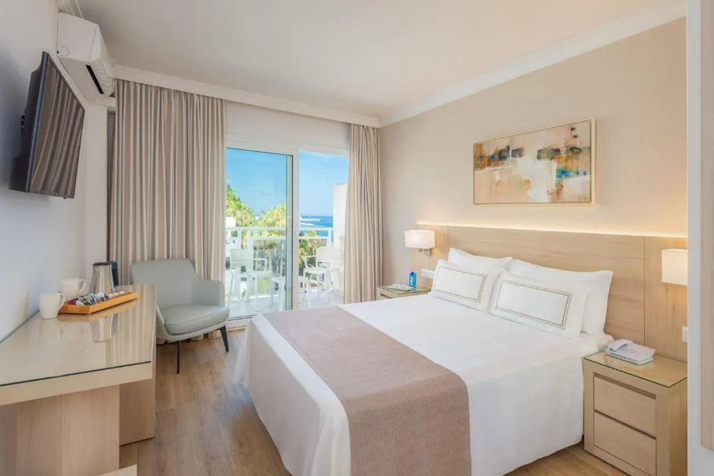 Habitación Estándar con vistas laterales al mar — Hotel Las Arenas, Affiliated by Meliá