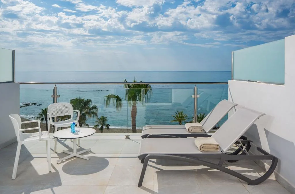 Habitación Premium con vistas al mar y solárium — Hotel Las Arenas, Affiliated by Meliá