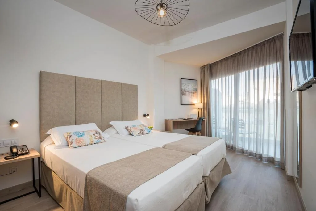 Quarto Duplo com Vista Lateral para o Mar — Hotel Las Arenas