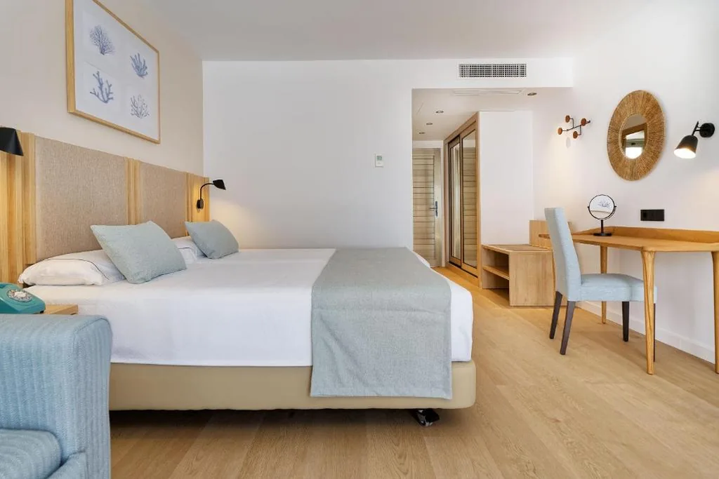 Habitación Doble con vistas laterales al mar - 1 o 2 camas (2 adultos + 1 niño) — Hotel Las Costas