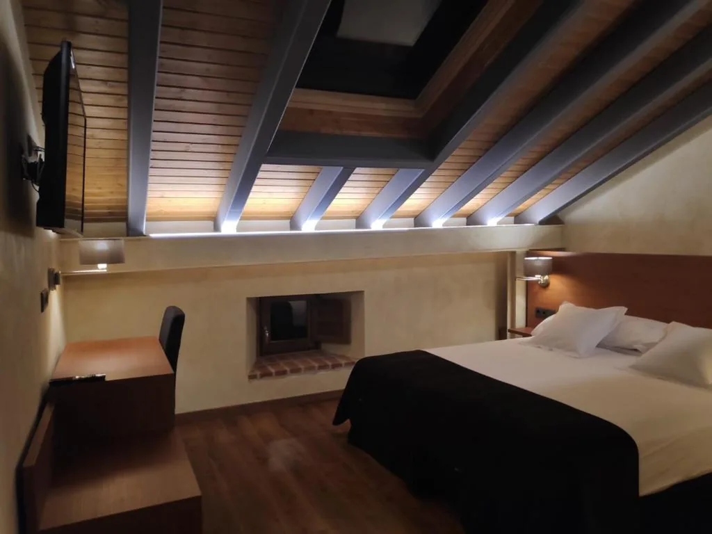 Deluxe Room with 1 Large Bed — Hotel Las Leyendas