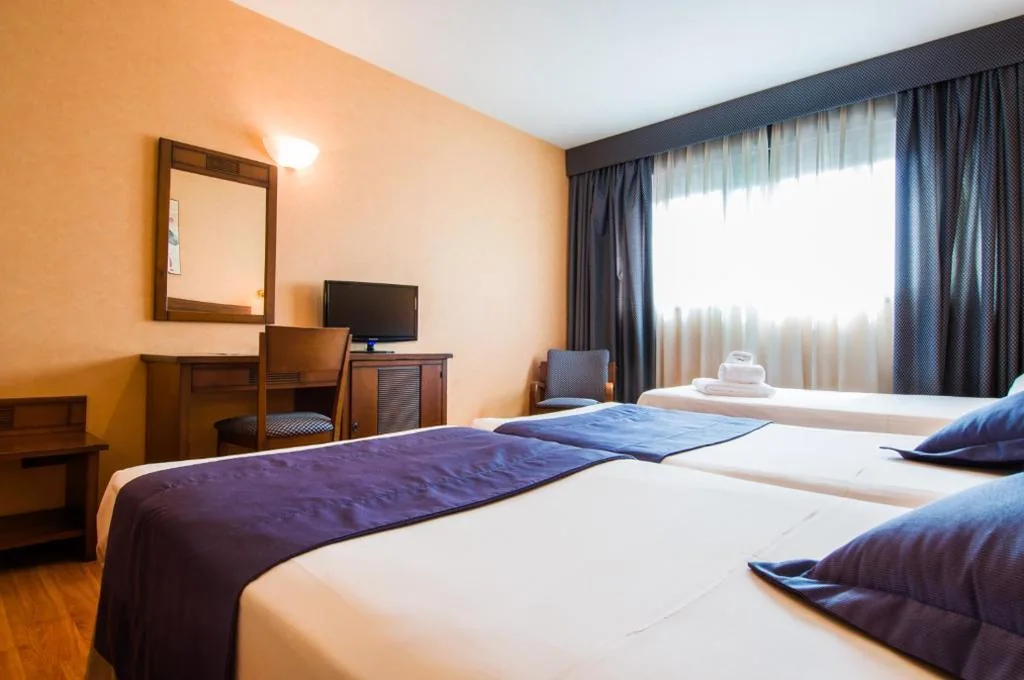 Habitación Doble con cama supletoria (3 adultos) - 2 camas — Hotel Las Provincias