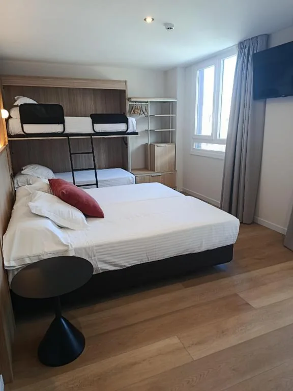 Standard-Vierbettzimmer — Hotel Las Rocas de Isla