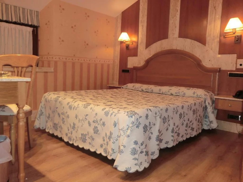 Standardzimmer mit großem Bett — Hotel Las Ruedas