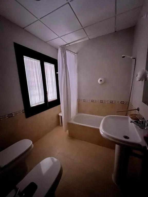 Habitación Doble con baño privado — Hotel Las Tablas