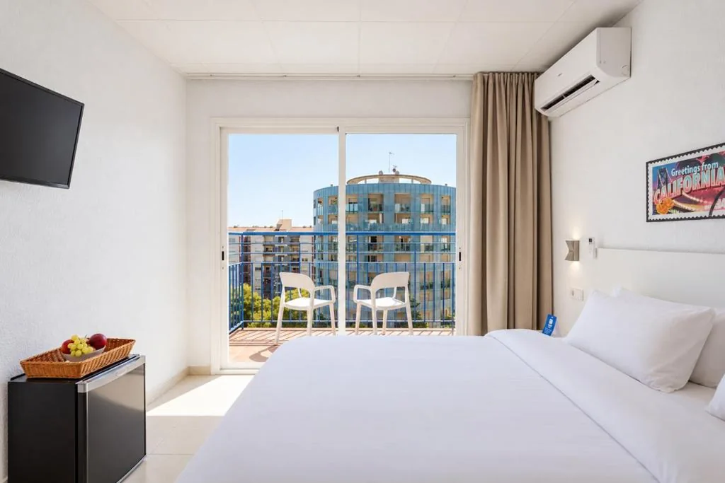 Habitación Doble con balcón y vistas al mar — Hotel Las Vegas by Olala! - Self Check-in Hotel