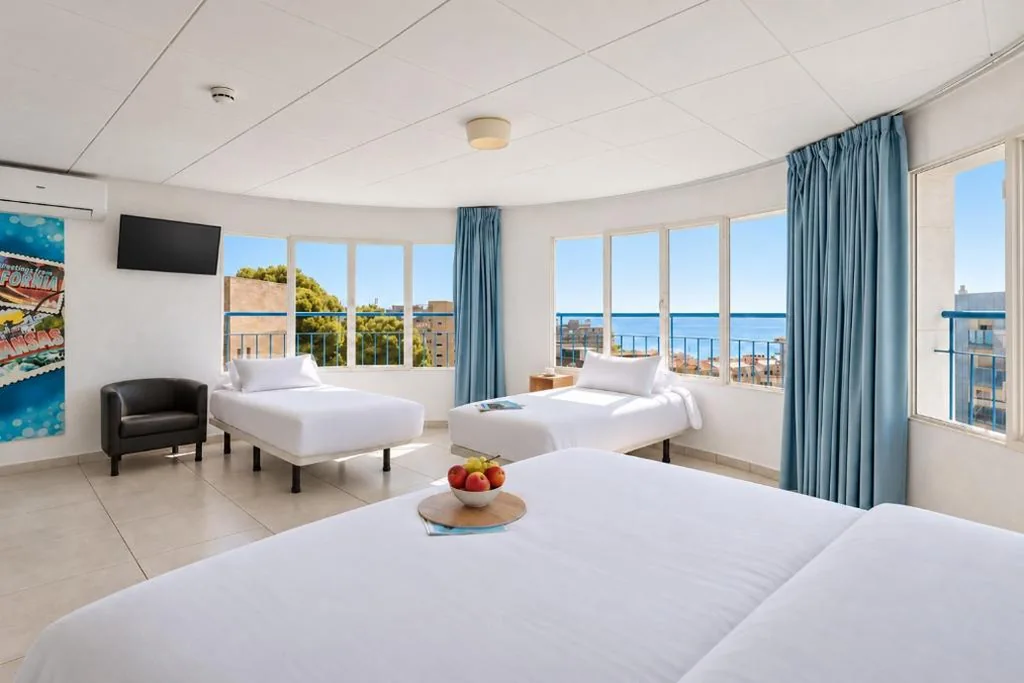 Habitación Familiar con balcón — Hotel Las Vegas by Olala! - Self Check-in Hotel