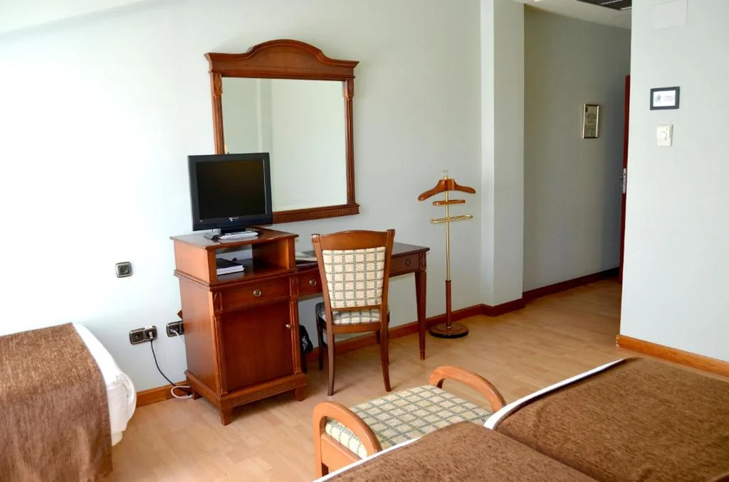 Habitación Triple - Buhardilla — Hotel Lasa Sport