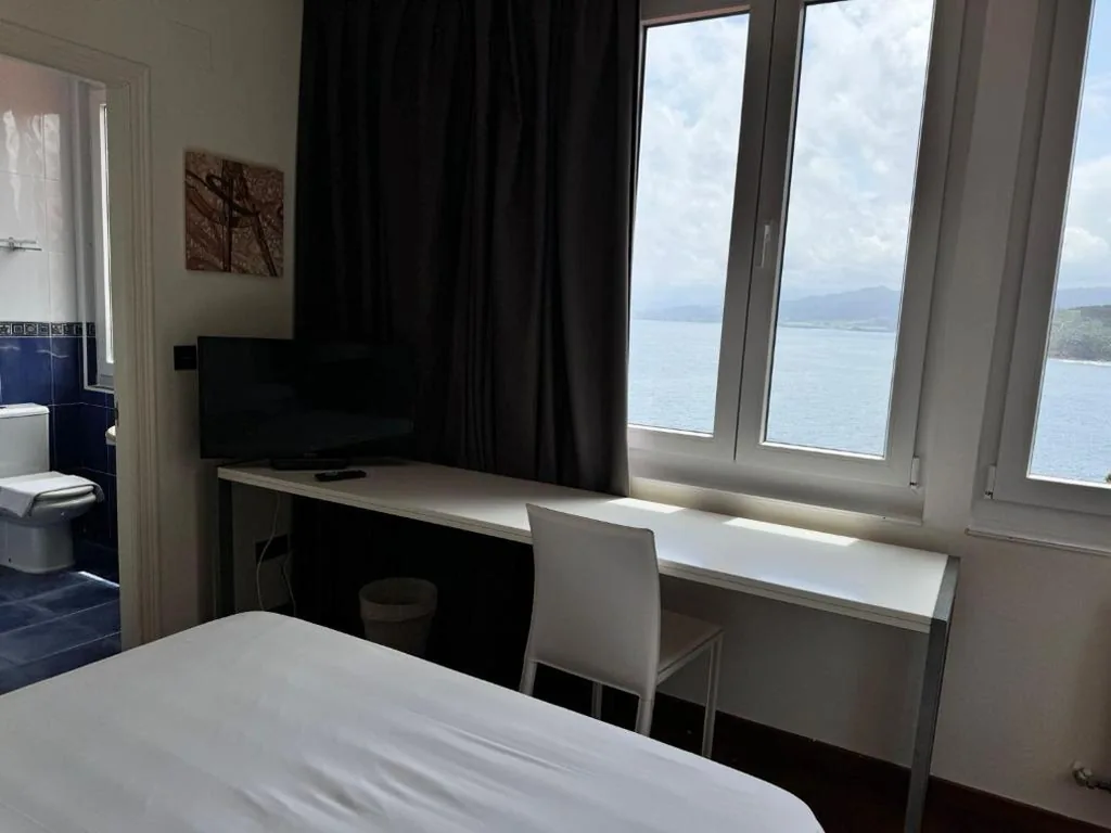 Habitación Triple con vistas al mar — Hotel Lastres Miramar