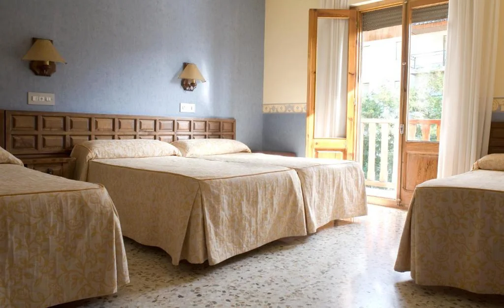 Chambre lits jumeaux avec 2 lits d’appoint — Hotel Latre