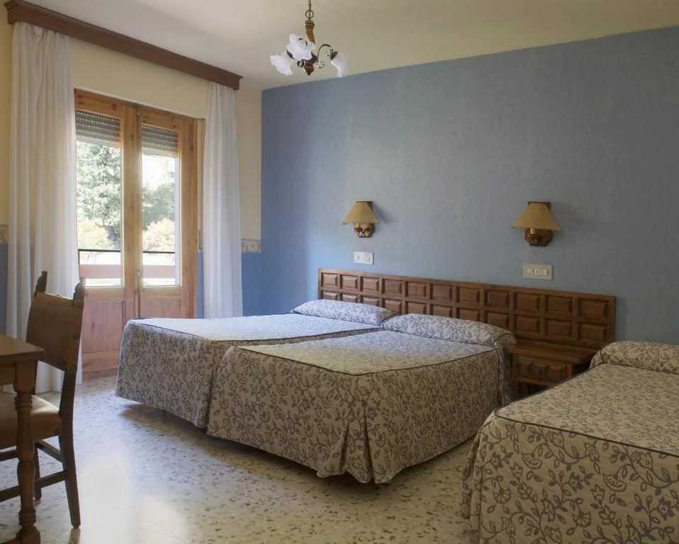 Chambre lits jumeaux avec lit d’appoint — Hotel Latre