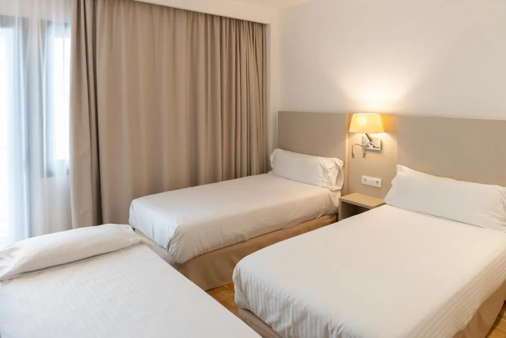 Tweepersoonskamer met balkon (2 volwassenen + 1 kind) — Hotel Lauria